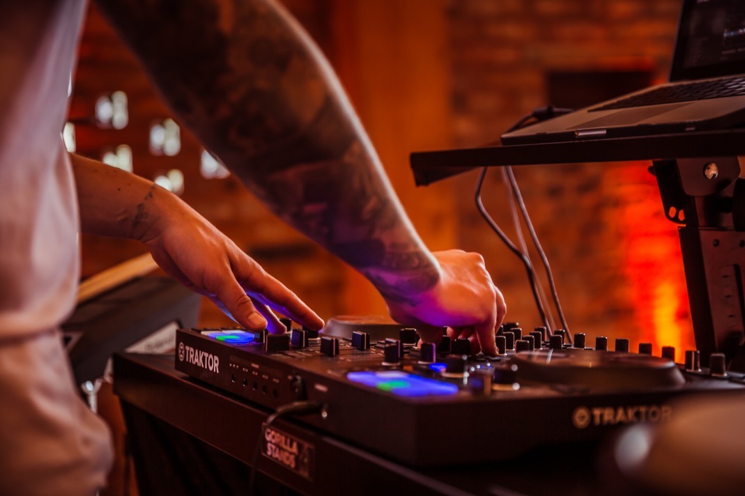 Exploring the Bsenefits of DJ for Corporate Events
